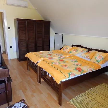 Apartament B12 *