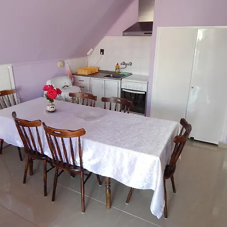 Apartament B12 *